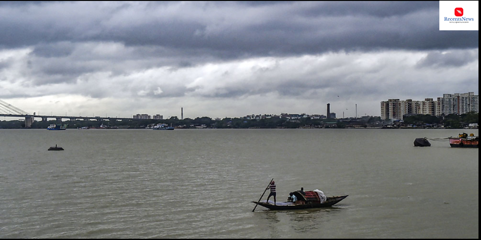 West Bengal Weather Update আজকের আবহাওয়া : নিম্নচাপ সরলেও স্বস্তি নেই, দক্ষিণবঙ্গের ৫ জেলায় ভারী বৃষ্টির পূর্বাভাস