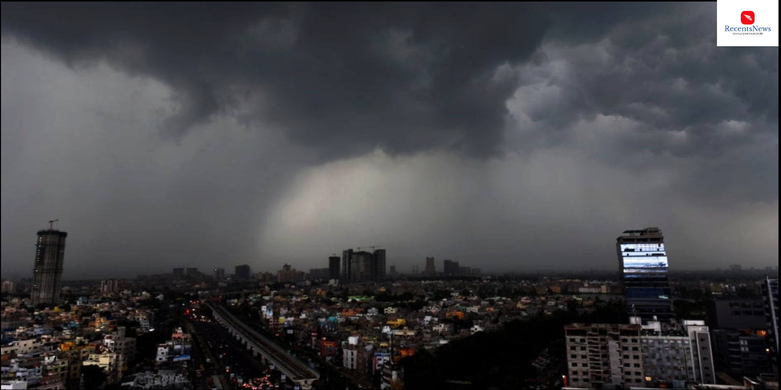 Kolkata Weather Update : শনিবার বেলা বাড়লে বৃষ্টির প্রভাব কমলেও, আকাশের মুখ ভারই থাকবে। তবে আজও ভারী বৃষ্টিই হবে । 